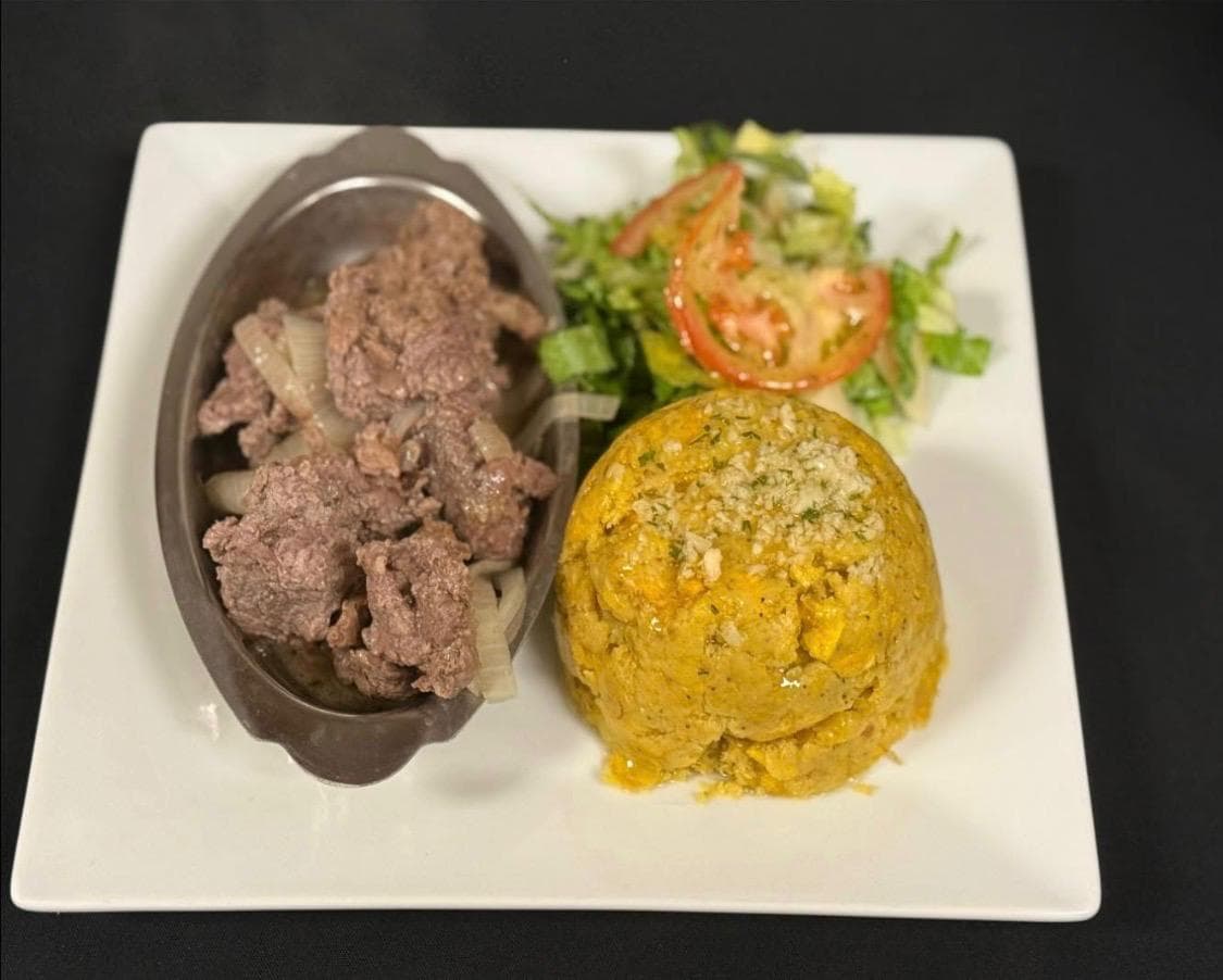 A.BISTEC ENCEBOLLADO (10.99)